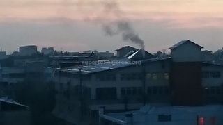 В воскресный вечер в здании бывшей фабрики «Обувщик» на Ибраимова жгли в большом количестве резину, отравляя воздух города, - читатель <b><i>(фото)</i></b>