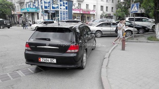 14 мая: «Этот нерадивый водитель закрыл пешеходный переход на пересечении Чуй-Тыныстанова. На просьбу убрать машину, водитель поспешил в Минэконом КР.»
