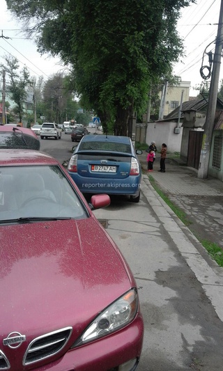 Вот такая опасная парковка и остановка на Горького-Айдаралиева (фото получено 12 мая).