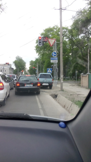 14 мая: «Паркуюсь где хочу. Прямо у светофора создает помехи для поворачивающих на Молодую гвардию (пер. Боконбаева). Скорее всего служебное авто ведомства, находящегося по данному адресу. Госномер 1523 BK.»