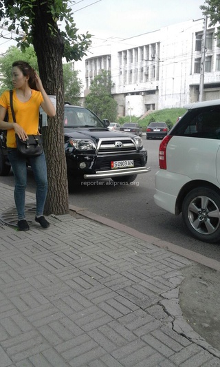 Читатель прислал фото неправильной парковки 15 мая с перекрестка Советская-Киевская.