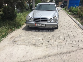15 мая в обед эта машина была припаркована тротуаре на Исанова-Токтогула.