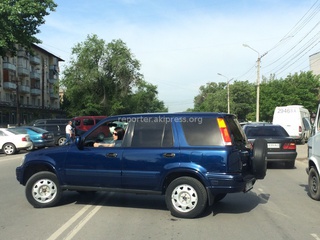 14 мая автолюбитель прислал фото: «Девушка грубо нарушила ПДД на Салиева-Алма-Атинская.»
