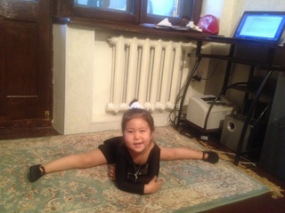 «Моя доча Лейла (3 годика) делает растяжку перед тренировкой по полдэнсу», - прислал папа Талант.