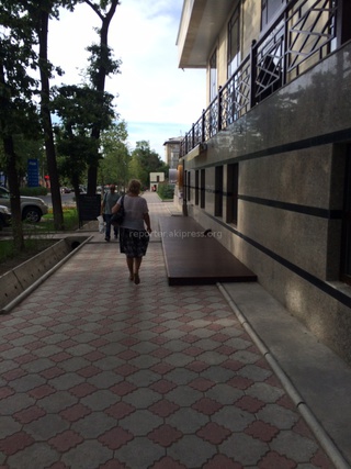 На пересечении улиц Тоголок Молдо и Токтогула кафе захватило часть тротуара, на каком основании?, - читатель <b><i>(фото)</i></b>