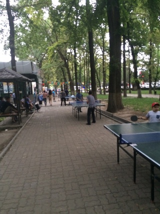 Насколько законно установлены столы для настольного тенниса на бул. Эркиндик, от которых создаются неудобства? - читатель <b><i>(фото)</i></b>