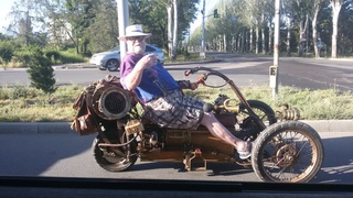 Утром на перекрестке Южная магистраль-Мира мужчина ехал за рулем самодельного трицикла, - читатель <b><i>(фото)</i></b>