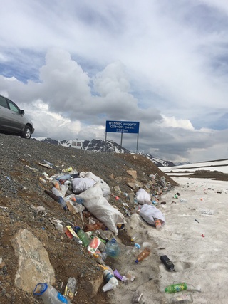 У дороги на перевале Өтмөк лежат кучи мусора, было стыдно перед иностранными гостями, - читатель <b><i>(фото)</i></b>