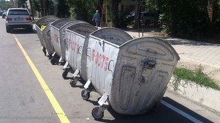 На велосипедной дорожке по ул.Токтогула стоят мусорные баки и паркуются машины, - читатель <b><i>(фото)</i></b>