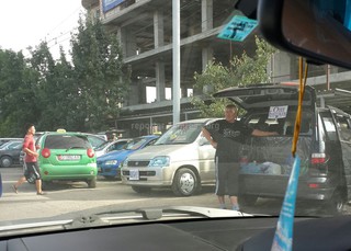 В Оше на Масалиева-Навои, где ведутся строительные работы и парковка запрещена, таксисты маршрута Ош-Бишкек устроили стоянку в два ряда, - читатель <b><i>(фото)</i></b>