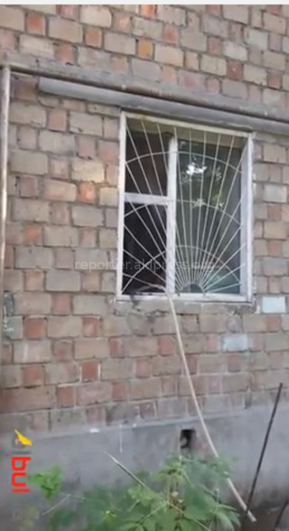 Житель первого этажа дома №60 на ул. Жумабека поливает двор из шланга, из-за чего на верхние этажи вода не поднимается, - житель <b><i>(видео)</i></b>