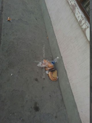 На пересечении Кулиева-Чуй возле столовой люди уже хлеб выбрасывают в мусор, - читатель<b><i>(фото)</i></b>