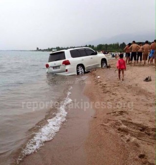 Водитель на джипе «Land Cruiser 200» заехал в озеро Иссык-Куль, - читатель <b><i>(фото)</i></b>