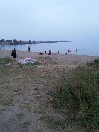 На общественном пляже Чолпон-Аты лежат горы мусора, - читатель <b><i>(фото)</i></b>