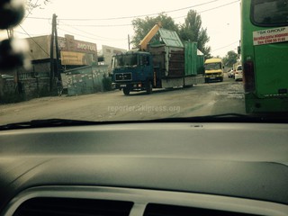 На улице Патриса Лумумбы грузовой автомобиль оборвал линии электропередач и интернет <b><i>(фото)</i></b>