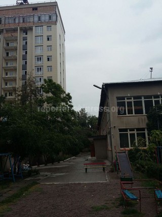 Бишкекглавархитектура подтверждает информацию читателя, что воспитанники детского сада № 6 подвергаются опасности из-за строящегося рядом элитного дома