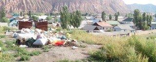 По улице Чон-Алыш в городе Нарын накапливается мусор, создавая антисанитарные условия для жителей, - читатель <b><i>(фото)</i></b>