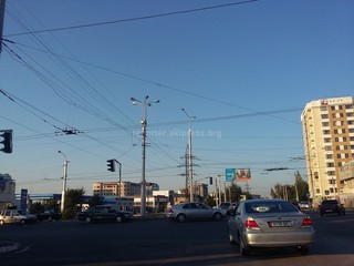На пересечении Токомбаева и Сухэ-Батора с одной стороны не хватает светофора,- читатель <b><i>(фото)</i></b>