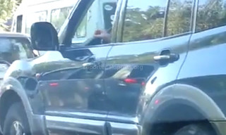 Водитель Mitsubishi Pajero на светофоре щелкал семечки и бросал шелуху на проезжую часть автодороги, - читатель <i>(видео)</I>
