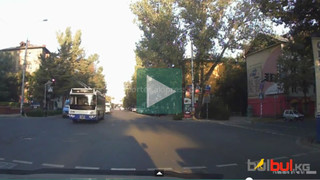 На перекрестке Киевская-Логвиненко троллейбус проехал на красный и чуть не сбил пешехода, - читатель <b><i>(видео)</i></b>