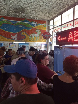 В главпочтамте Бишкека образовалась огромная очередь из желающих сдать биометрические данные, - читатель <b><i>(фото, видео)</i></b>
