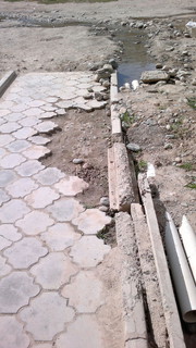 Жители дома №73/1 мкр Тунгуч просят УКС мэрии Бишкека восстановить тротуар <b><i>(фото)</i></b>