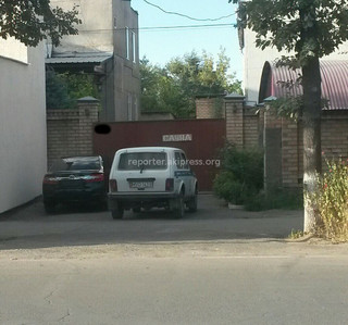 Читатель интересуется, для чего была припаркована автомашина МВД возле сауны <b><i>(фото)</i></b>