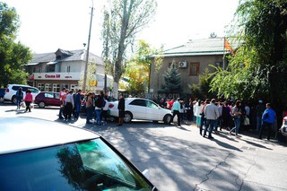 На одной из УИК Бишкека студентов массово привезли для участия в выборах, - читатель <b><i>(фото, видео)</i></b>