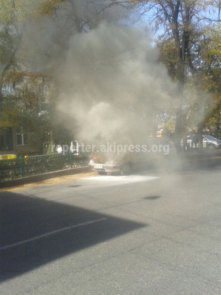 ГУВД Бишкека: Водитель сгоревшей автомашины не смог своими силами потушить возгорание