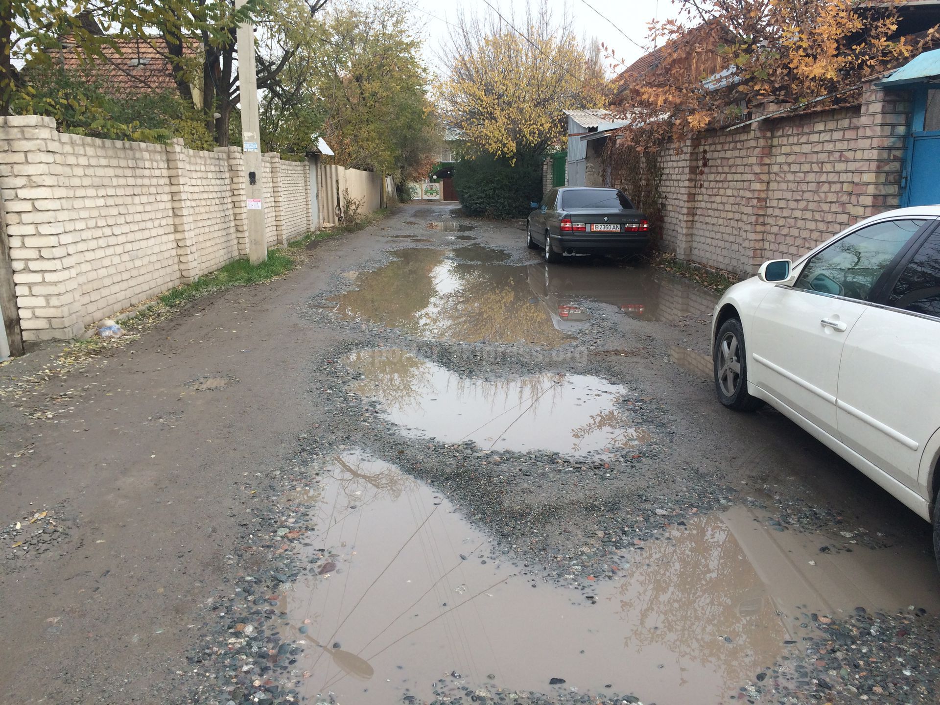 В переулке Актюбинский был уложен гравий, уровень дороги поднят, от влаги в  грунте начнет оседать фундамент дома, - жители (фото)