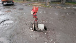 «Бишкекводоканал» установил крышку на открытом водопроводном колодце по улице Интергельпо