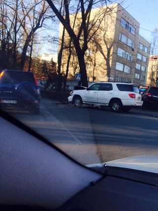 На перекрестке Токтогула-Дзержинского столкнулись 2 джипа, один из них от удара вылетел на тротуар, - очевидец <b><i>(фото)</i></b>