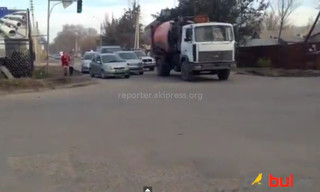 На пересечении улиц Щербакова-Т.Молдо владелец оставил автомашину перед светофором, - читатель <b><i>(видео)</i></b>