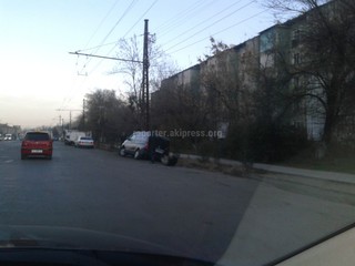 В Оше по улице Масалиева автомашина выехала в кювет, - читатель <b><i>(фото)</i></b>