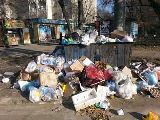 В 6 мкр мусорные баки переполнены, - читатель (фото)