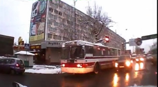 Бишкекское троллейбусное управление объявит выговор водителю троллейбуса №9, нарушившему ПДД