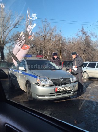 На пересечении улиц Л.Толстого-Молодая Гвардия произошло небольшое ДТП с участием патрульной машины ДПС, - читатель (фото)