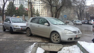 Автомашины загородили пешеходную дорожку на пересечении улиц Московская-Тыныстанова, - читатель (фото)