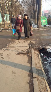 В мкр Восток-5 на тротуаре металлические остатки от мусорных баков создают опасность пешеходам, - читатель (фото)