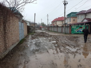 Читатель выслал фото переулка в жилмассиве Кок-Жар после укладки системы канализации