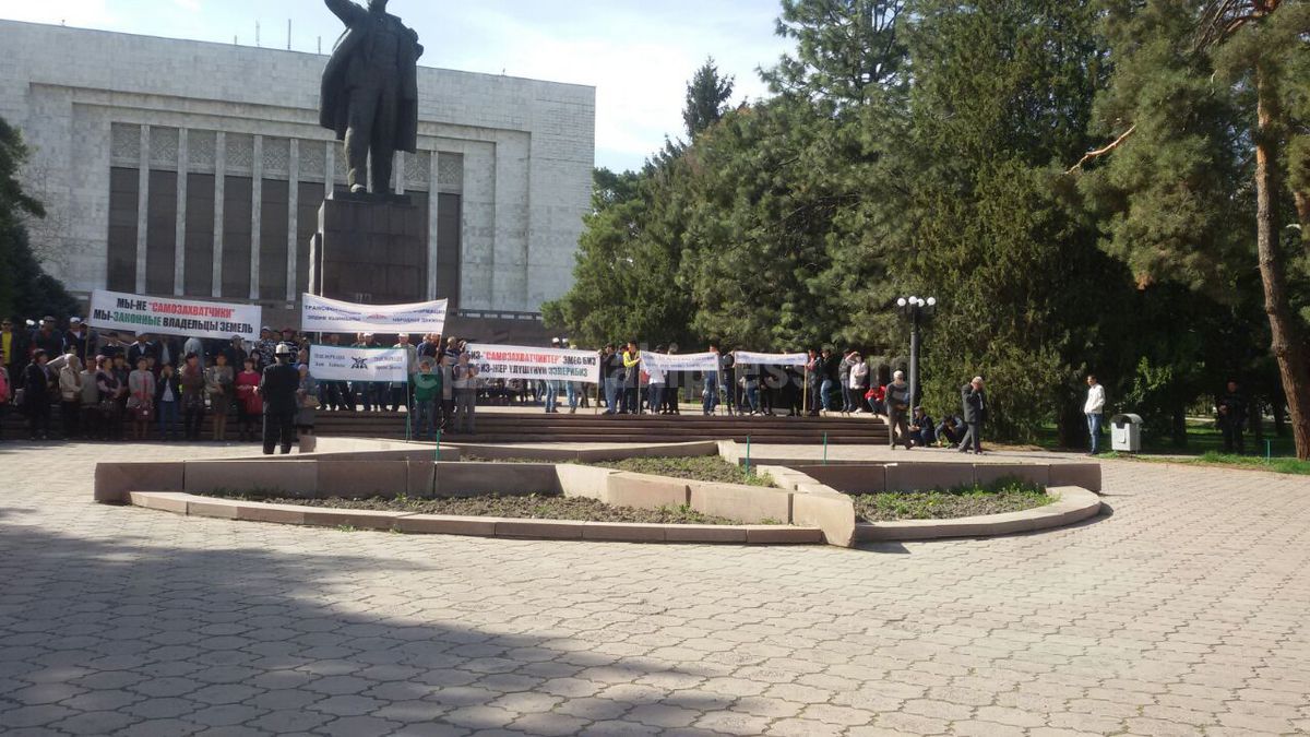 Перед Домом правительства состоялся митинг группы граждан (фото)