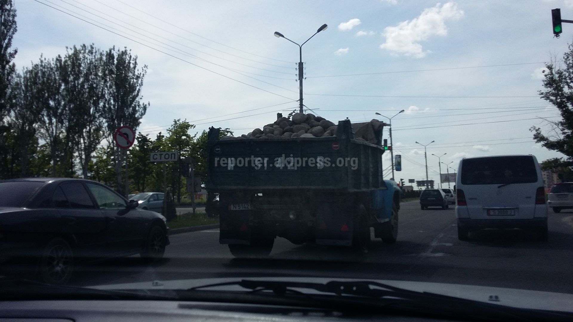 Перевозка большого количества камней может быть опасным для всех участников  автомобильного движения, - читатель (фото)