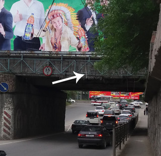 Читатель интересуется, не опасен ли висящий кабель под мостом на ул.Молодой Гвардии <i>(фото)</i>