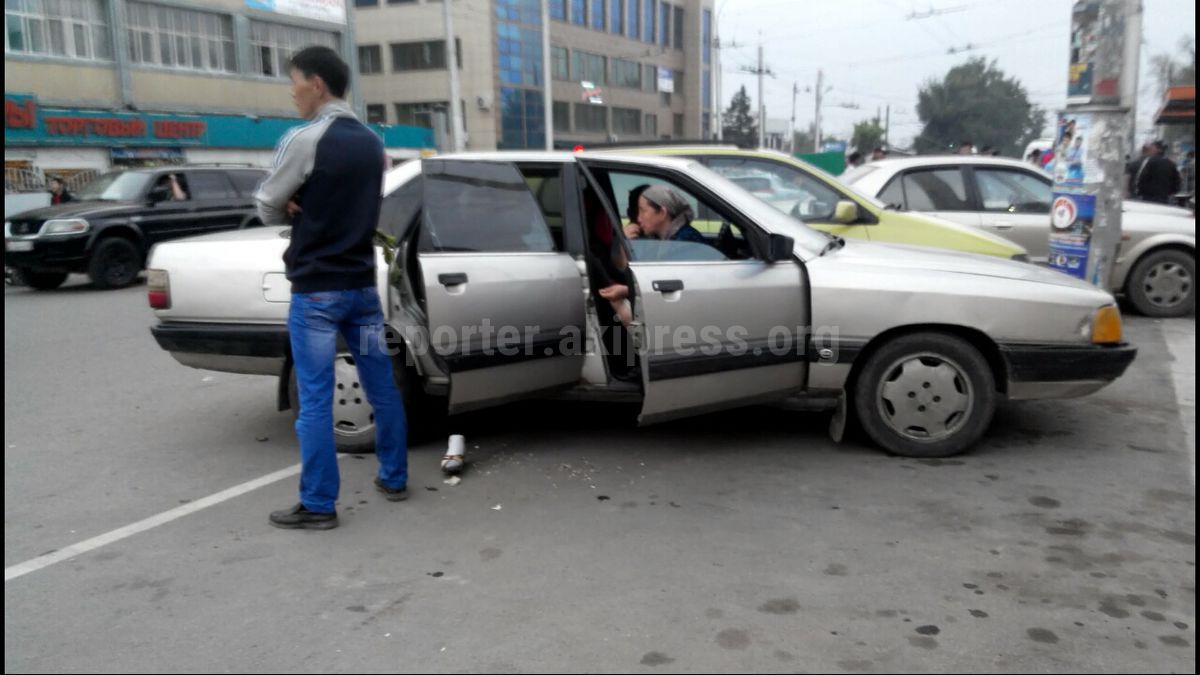 Девушка щелкала семечки из авто, оставив после себя мусор на стоянке (фото)