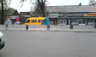 На участке улицы Курманжан Датка установлены бетонные блоки <i>(фото)</i>