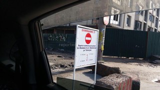 На ул.Исанова установлен предупреждающий знак о том, что на этом участке идет ремонт, - Бишкекасфальтсервис (<i>фото)</i>
