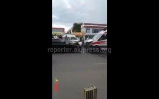 Видео — ДТП с участием кареты частной скорой помощи на ул.Курманжан датки