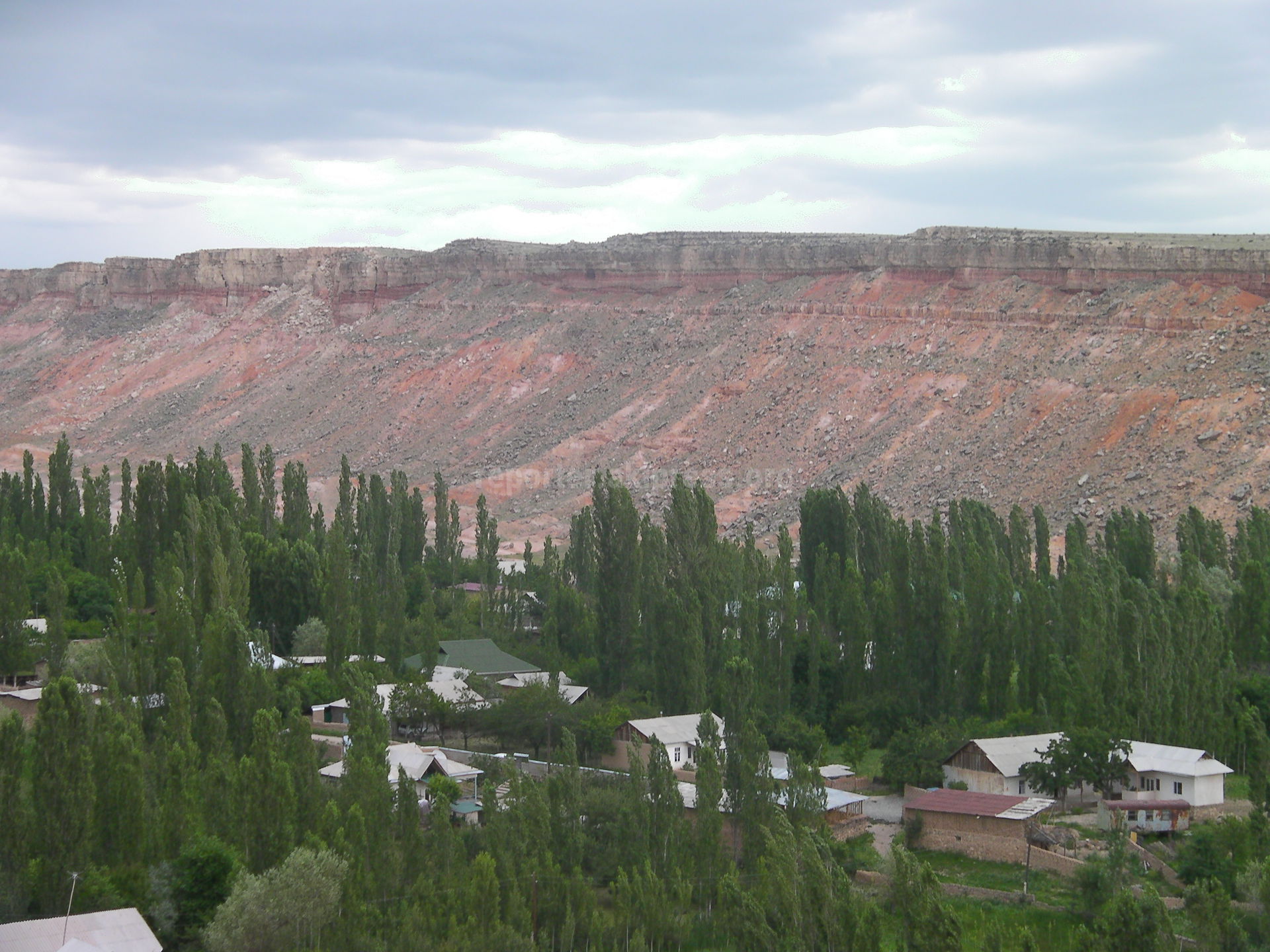 Кыргызстан кок. Село Кок Таш Кыргызстан. Киргизия, посёлок Кокташ. Тулпар Таш Киргизия. Кыргызстан красивые места.