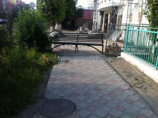 Ресторан на ул.Масалиева в Оше самовольно перекрыл тротуар, - читатель (фото)