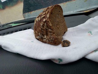 Читатель обнаружил гайку в булке ржаного хлеба (фото)
